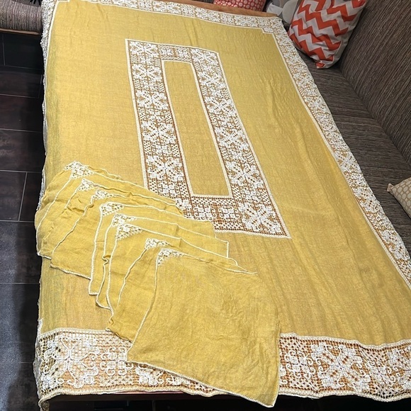 Vintage 101”x60” Tablecloth with 9 Napkins Linen and Croches Insets - Stunning - Picture 2 of 6
